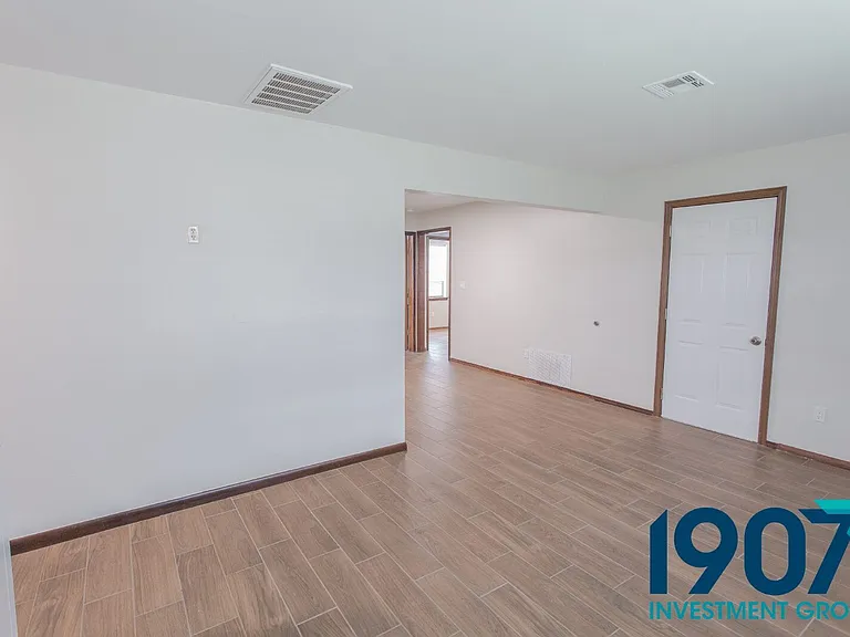 704 SW 2nd St — Photo 8