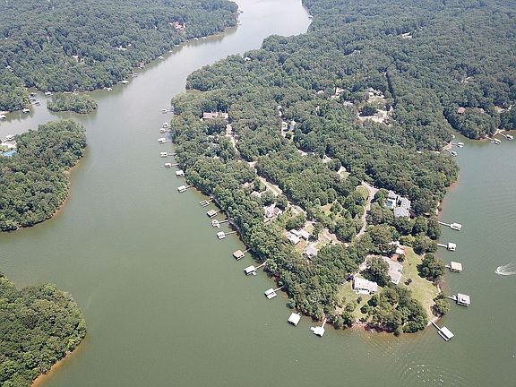 4th image of 8096 Beachwood Dr