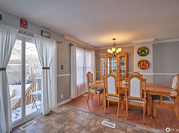 5th image of 2421 Royal Dr