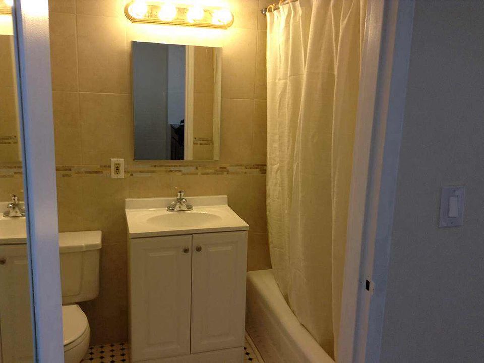 2nd image of 6120 Woodside Ave APT 2M