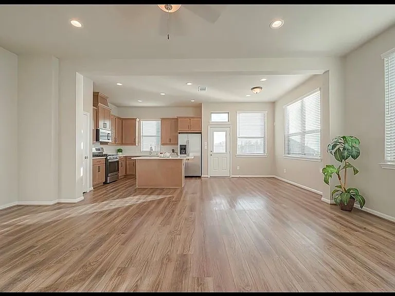 8700 Laurel Crest Dr — Photo 8