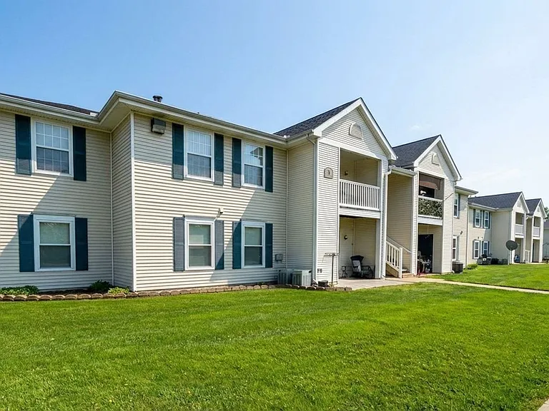 CLEAR CREEK APARTMENTS — Photo 9