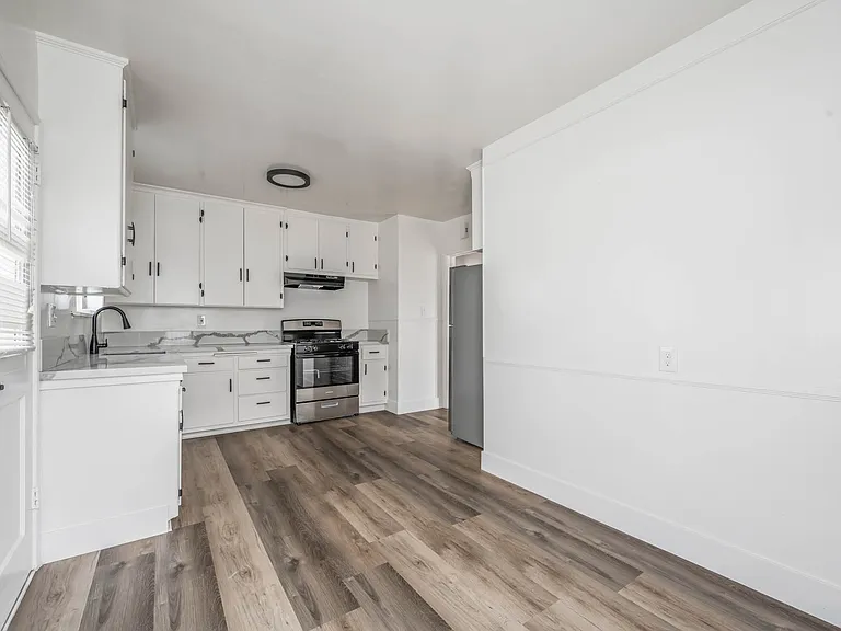 4067 Sutro Ave — Photo 8
