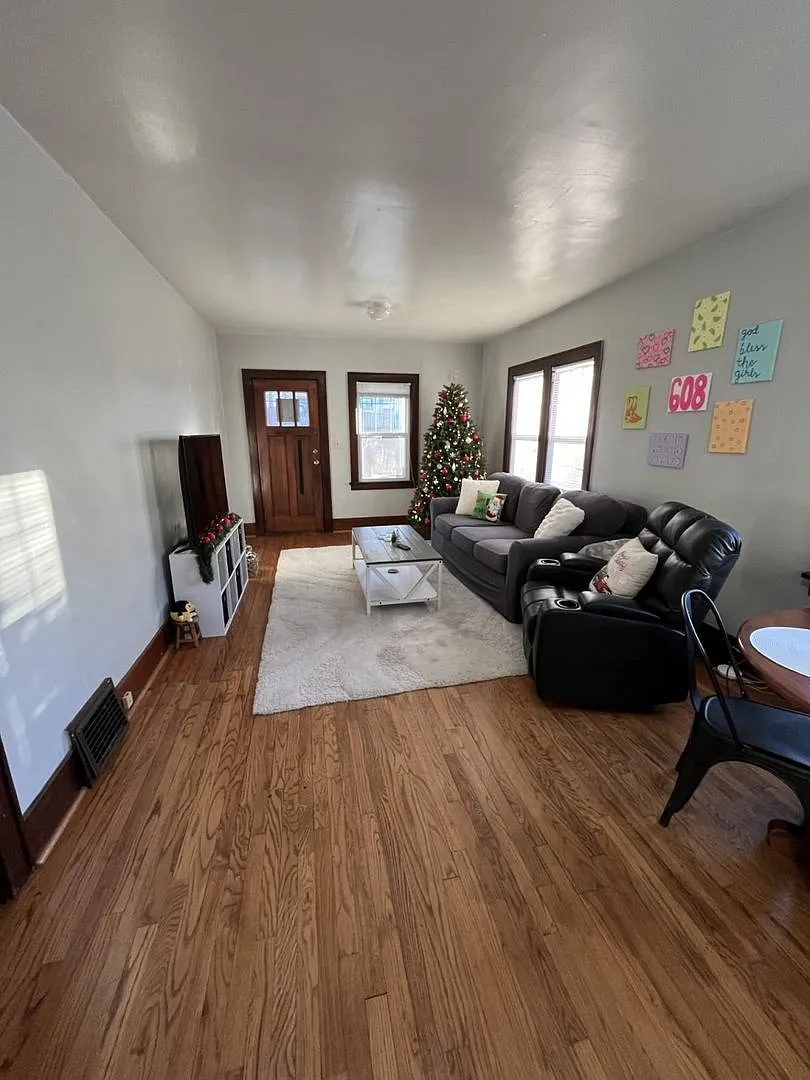 4-Bedroom Near UI Campus & Downtown | Front Porch & Parking — Photo 2