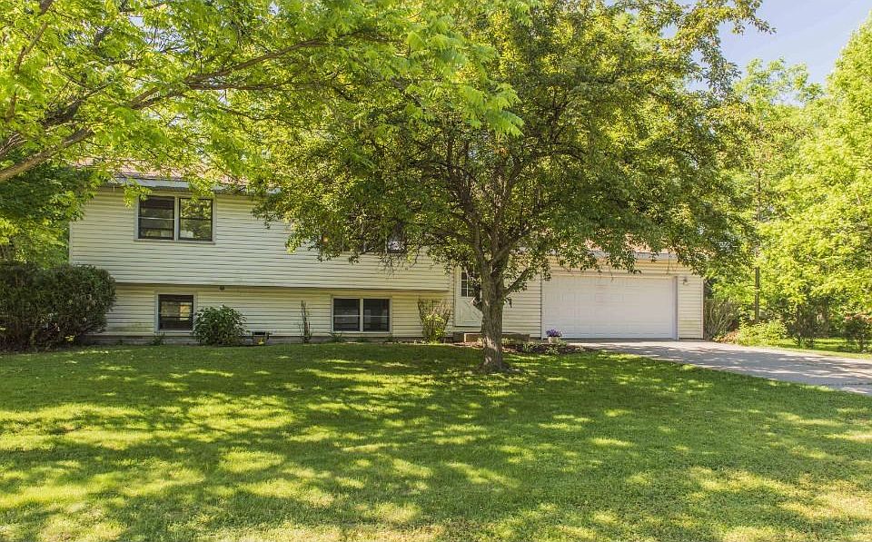 Great starter home with maintenance  free siding, 3 year old roof.  On quiet no-through street in well established Rogers neighborhood.