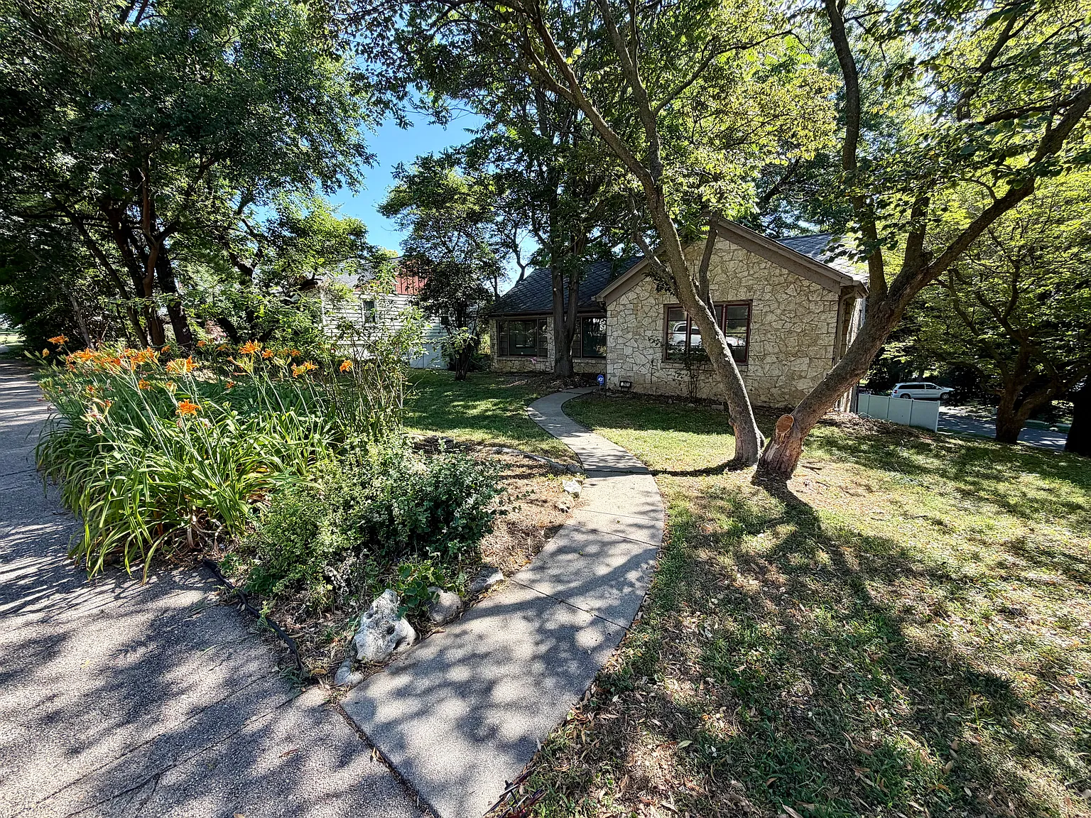 3 bed, 2073 sqft, $1,900 — Photo 3