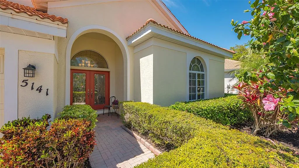3 bed, 2.0 bath, 2162 sqft, $8,000 — Photo 2