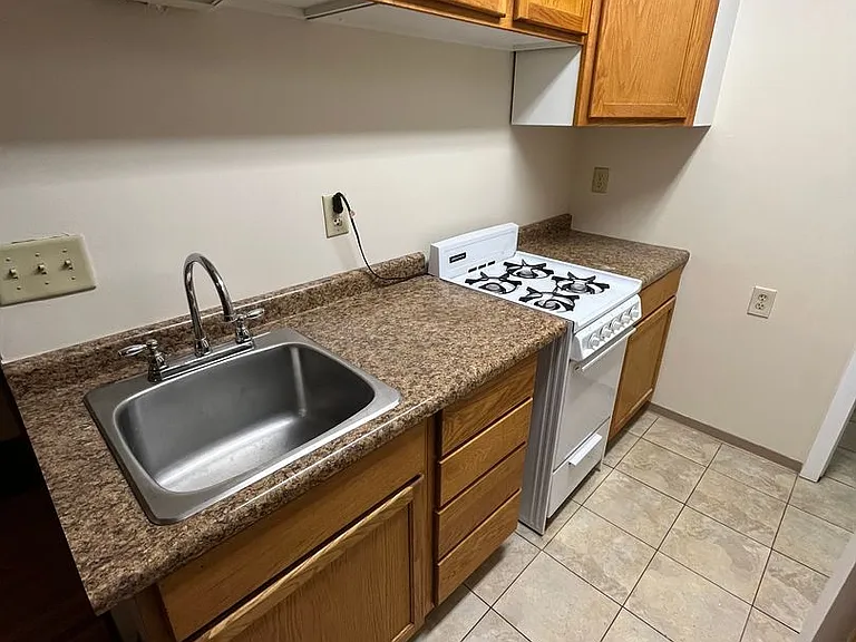 1029 Spafford Ave — Photo 3