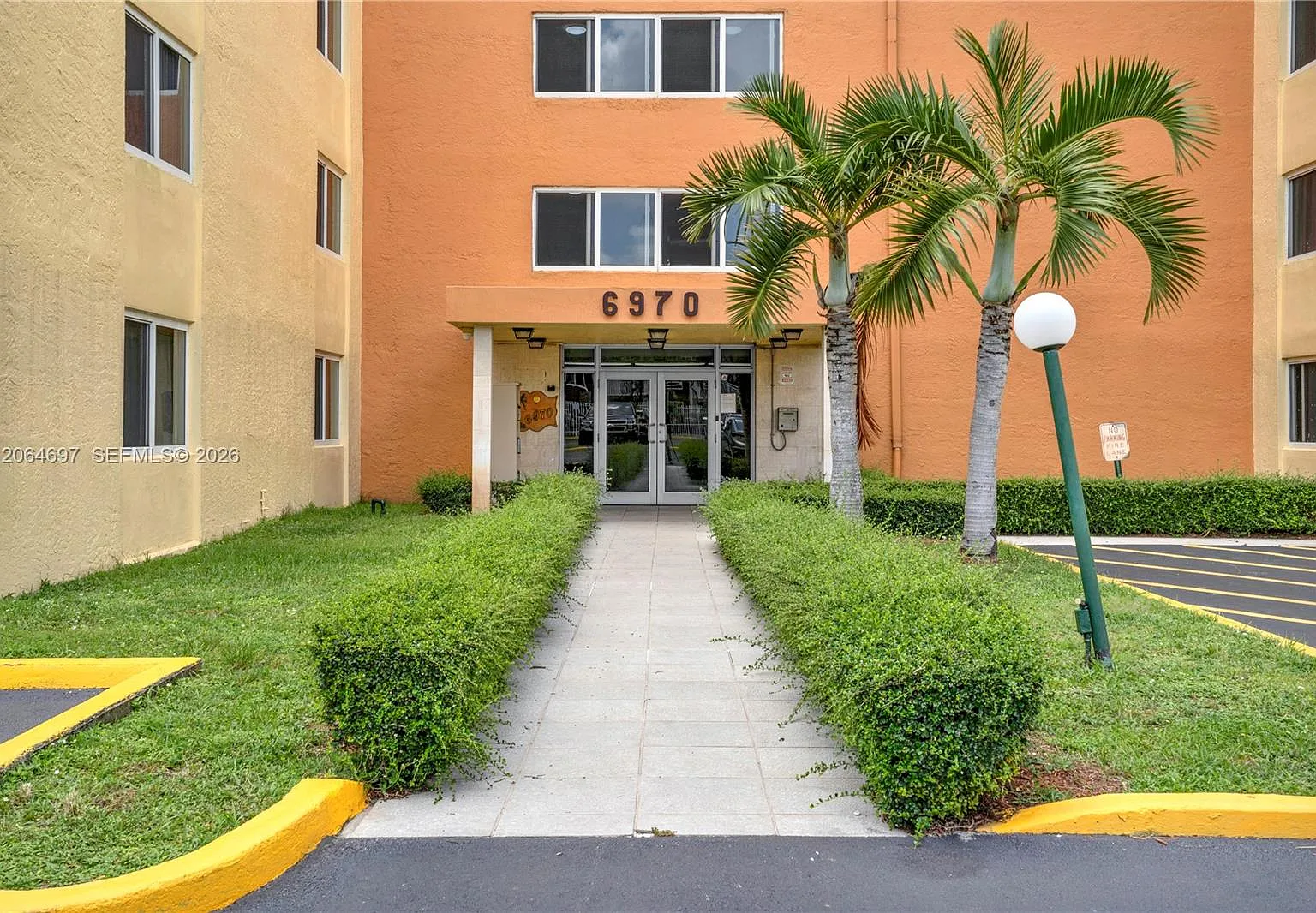 Coral Gate West Condo — Photo 2