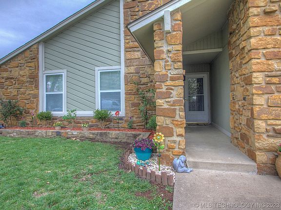 2nd image of 13975 S Oak Pl
