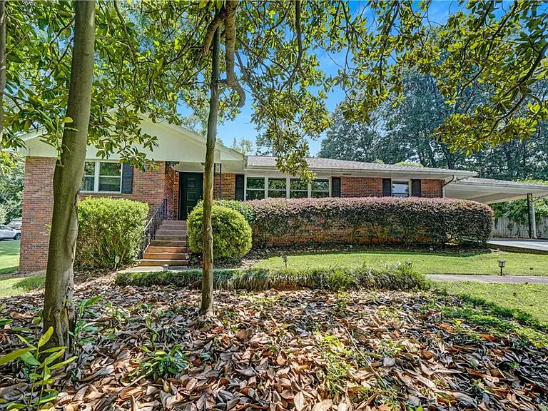 2127 Desmond Dr — Photo 3