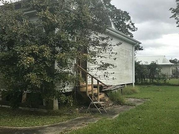 2nd image of 913 N Bayou Dr