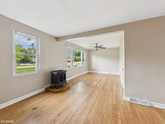 2nd image of 3653 Woodlawn Ave