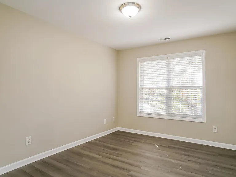 8039 Marsh Hollow Dr — Photo 16