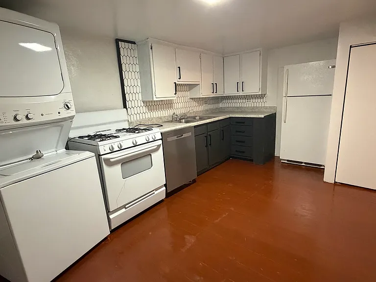 1645 W Beach Ave #G — Photo 8
