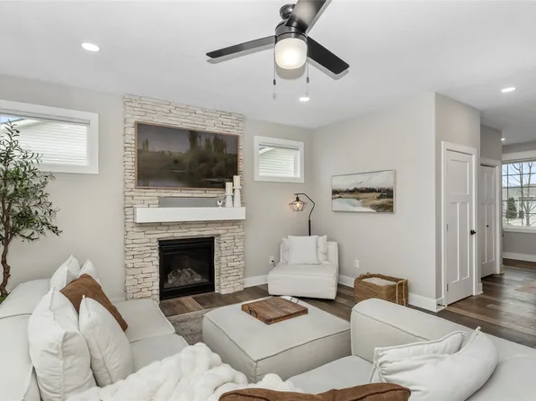 940 9th St, Waukee, IA 50263