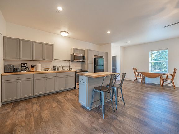 4th image of 19404 Peppernut Dr