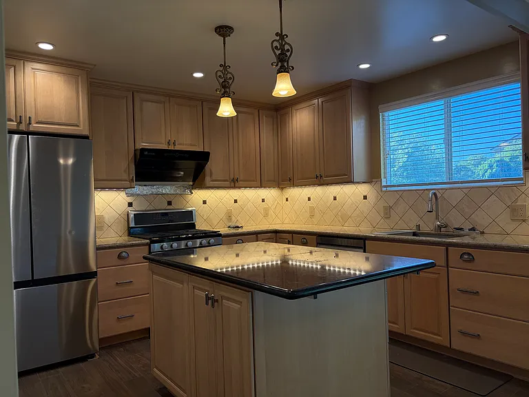 748 Serra Dr — Photo 10
