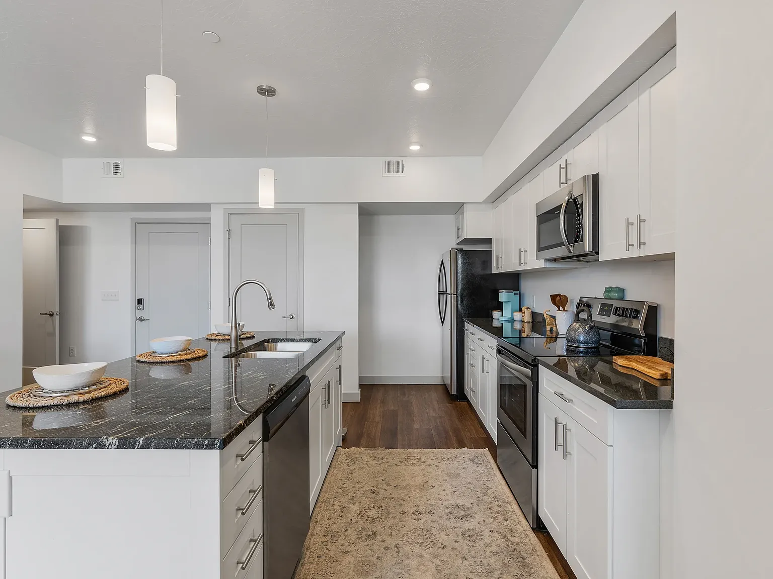 2 bed, 1019 sqft, $1,799 — Photo 2