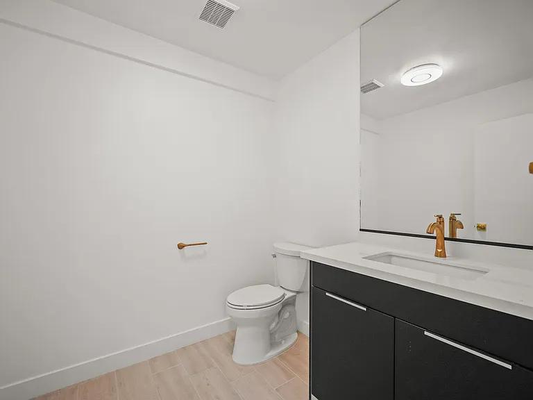 920 Everett St — Photo 32