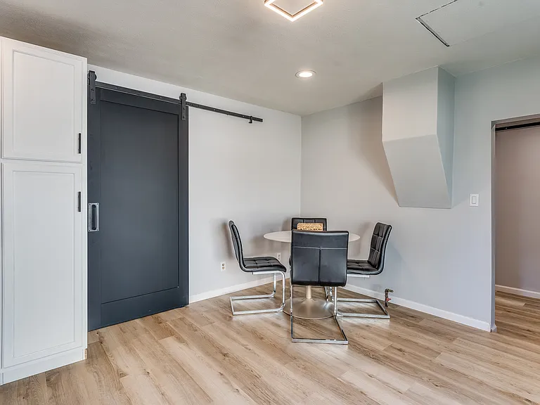 110 E Osborne St — Photo 10