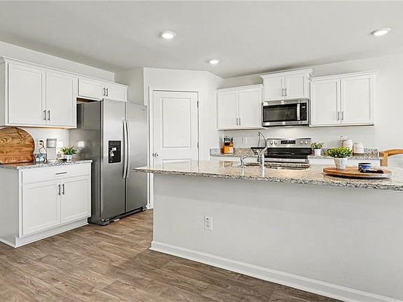 5th image of 161 Hickory View Ln