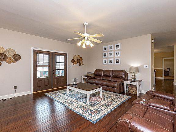 4th image of 162 Pin Oak Dr