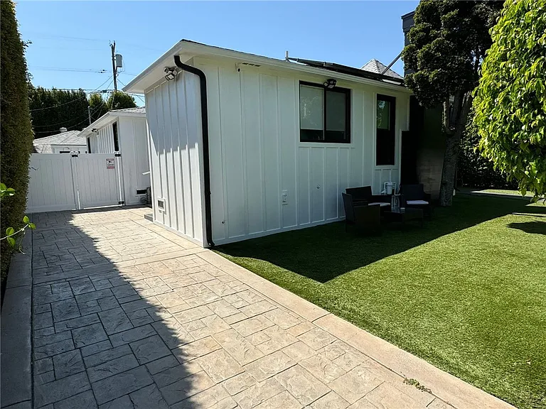 1207 Greenacre Ave — Photo 43