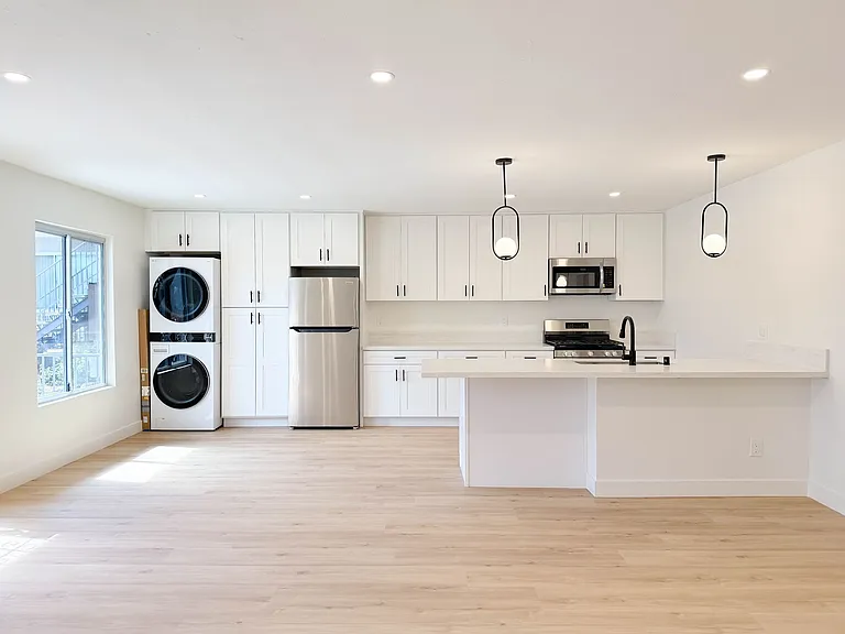 Imperial Gardens Apartments — Photo 3