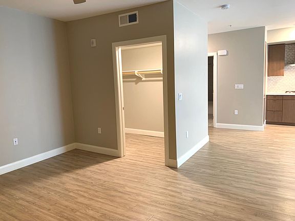 5th image of 554 W Date St #605