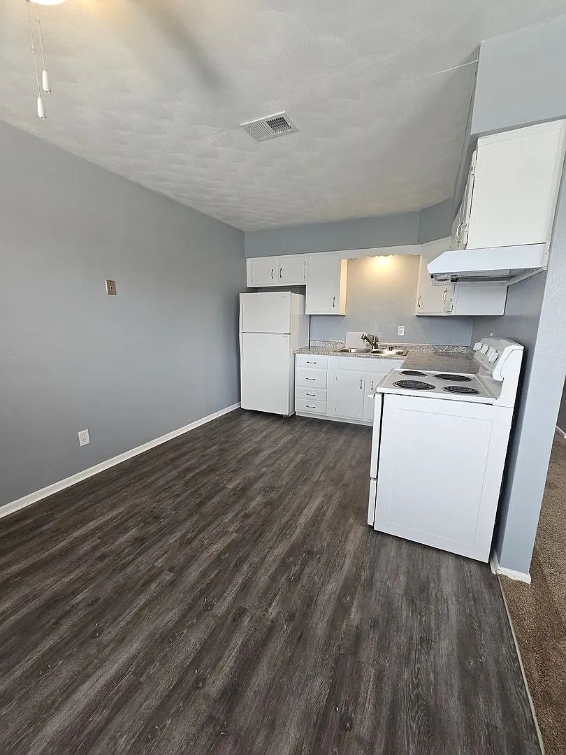 644 W 63rd Street — Photo 3