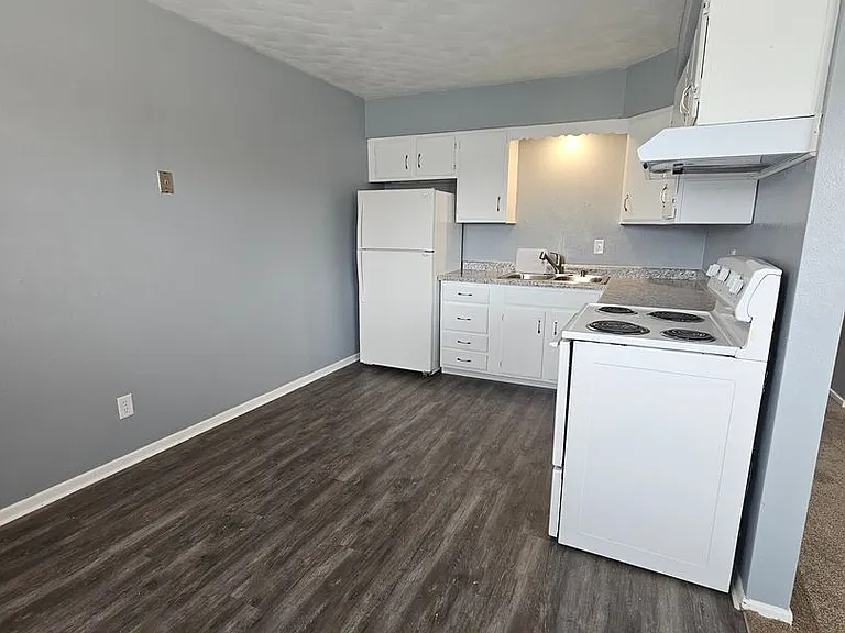 644 W 63rd St — Photo 3