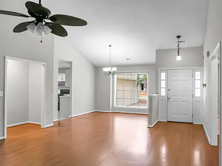117 Saint Awdry St — Photo 10