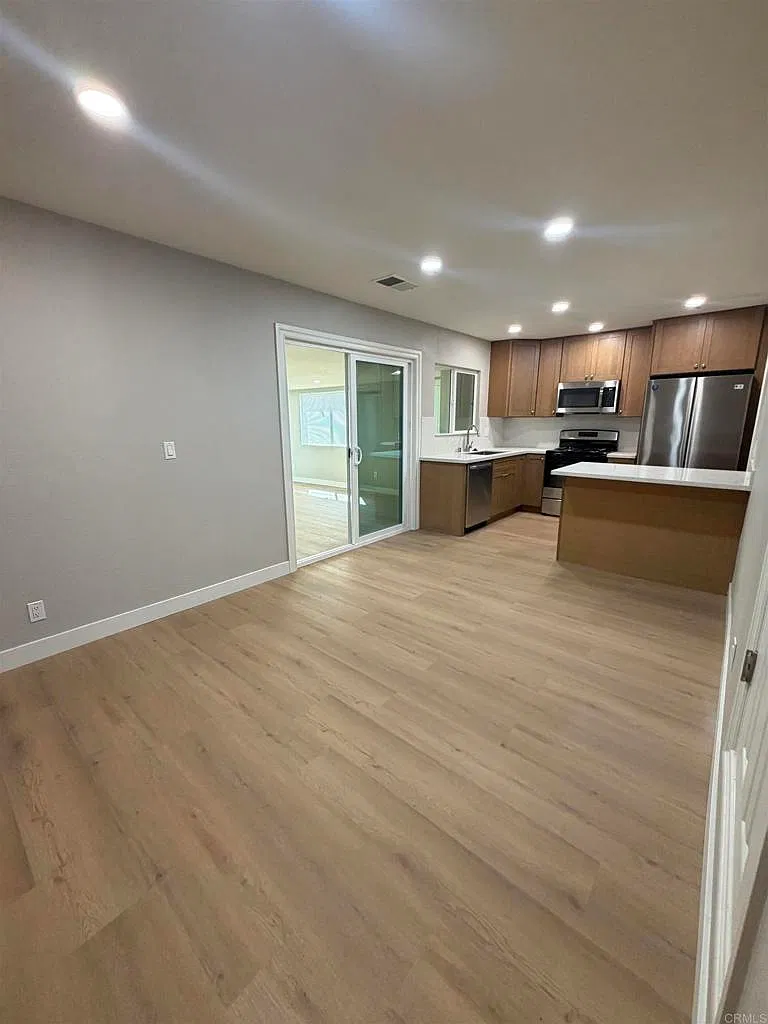 4 bed, 1345 sqft, $4,400 — Photo 2