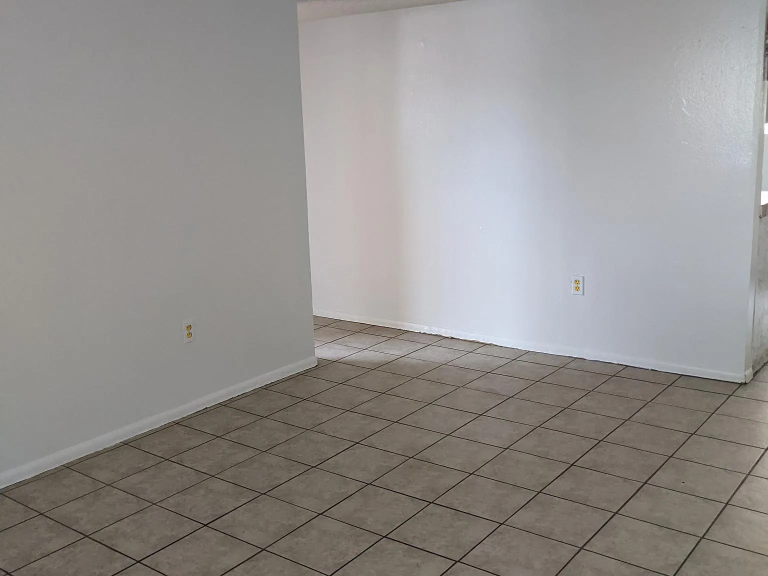 8405 Trumbull Ave SE — Photo 2
