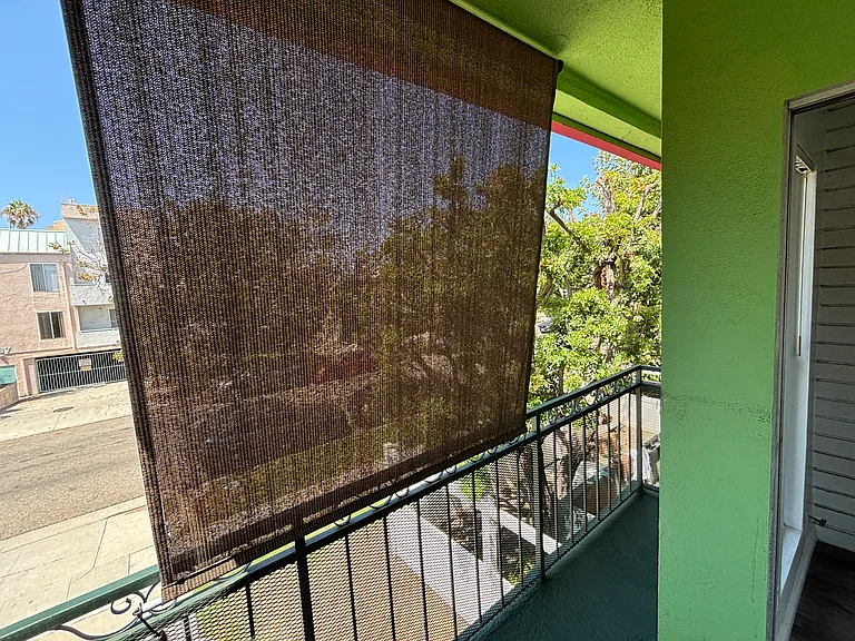 Side of balcony with retrackable shade