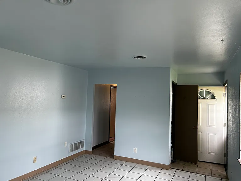 2306 W Howard Ave — Photo 2