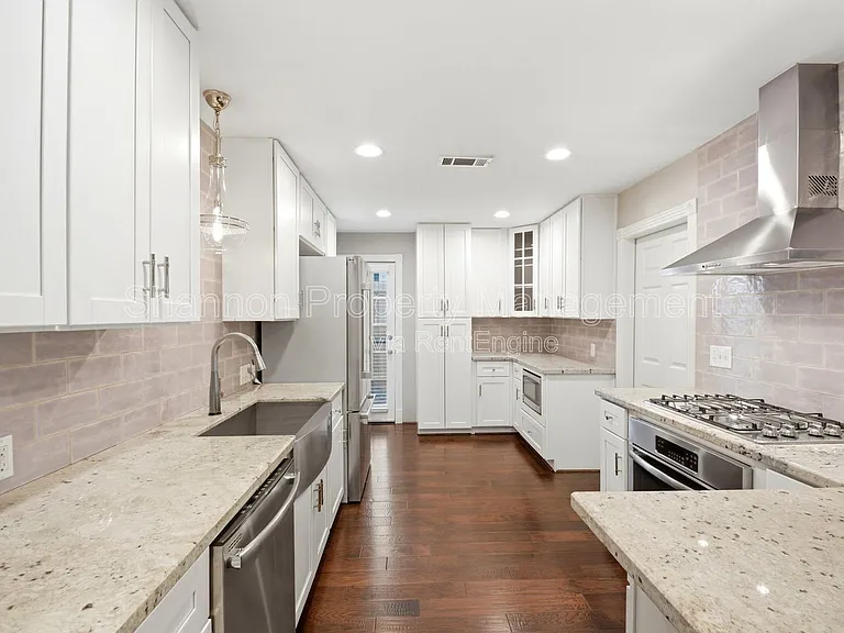 2207 Saxon Dr — Photo 12