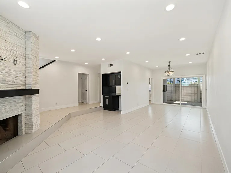 1227 N Brand Blvd #7 — Photo 3