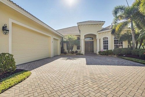 5th image of 2718 Olde Cypress Dr