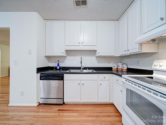 3rd image of 122 John Adams Ln