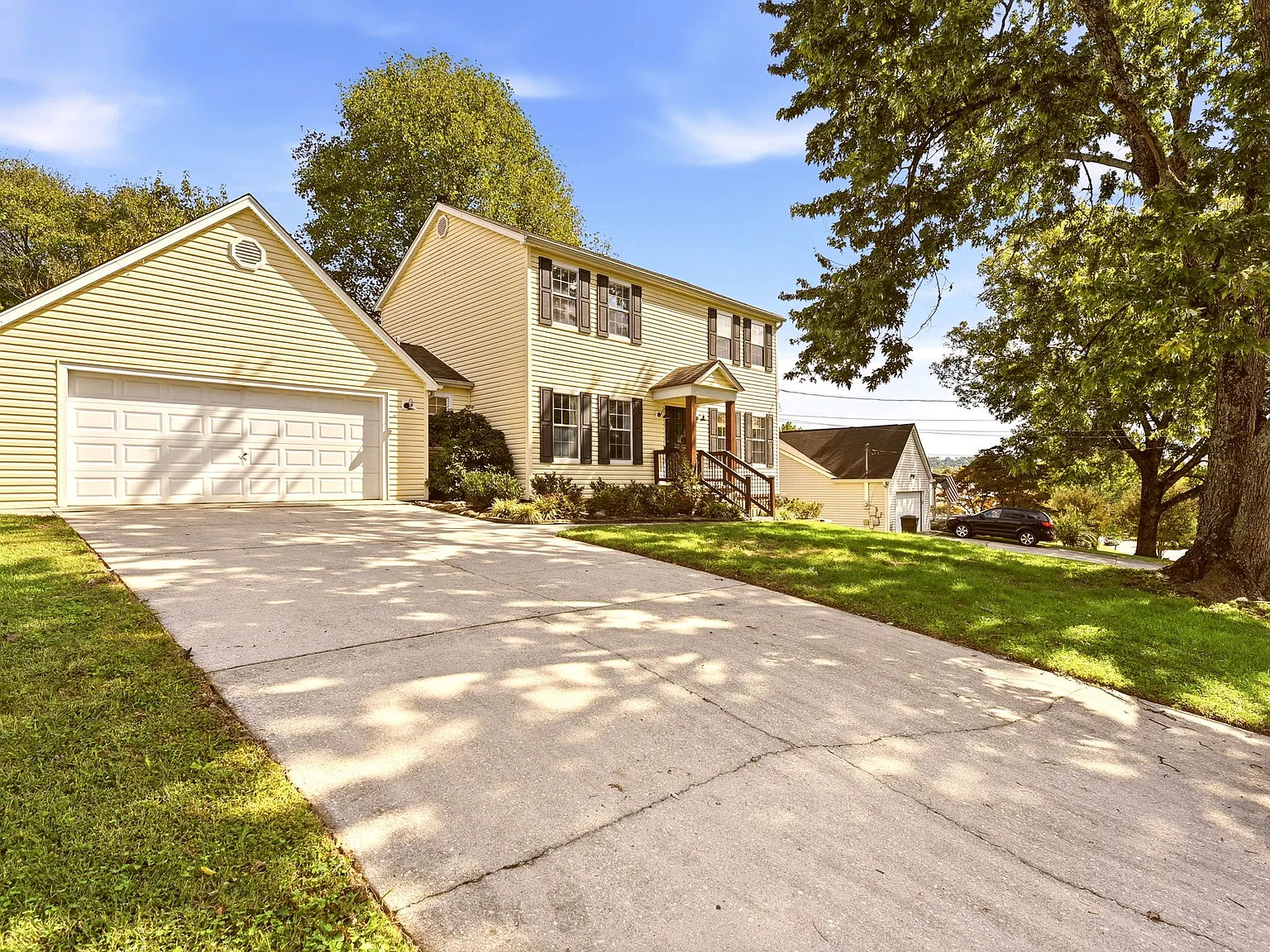 3 bed, 2.5 bath, 1896 sqft, $2,400 — Photo 2