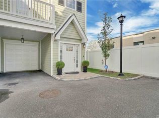 6 Hearthstone Ct, Farmingdale, NY 11735