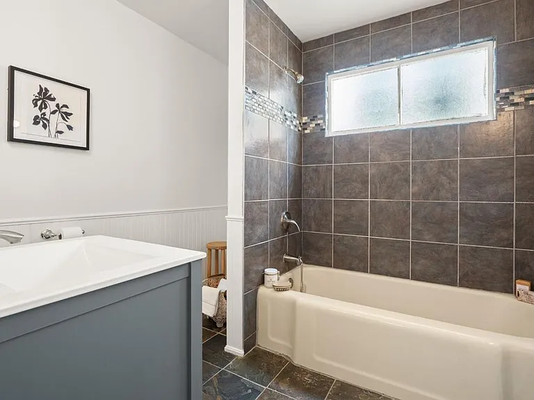 61 Windsor Dr — Photo 6