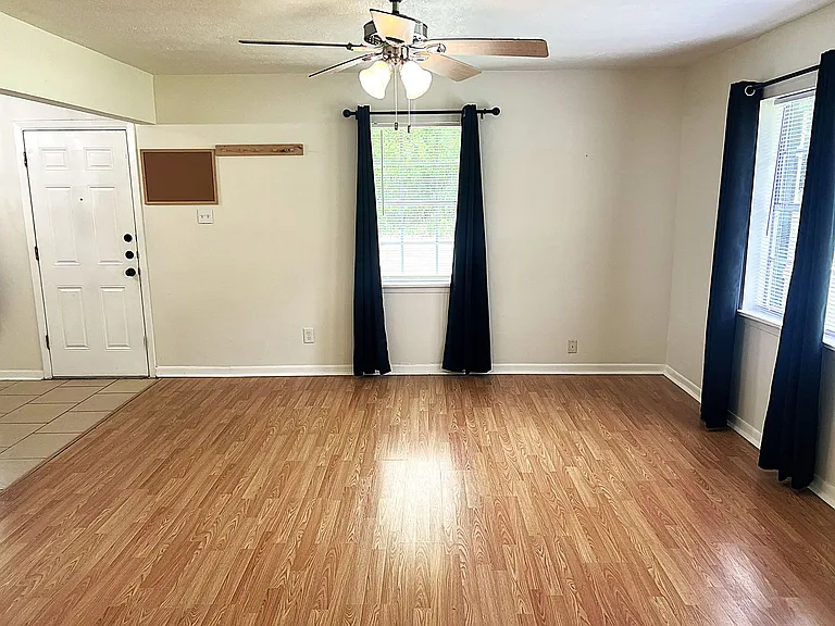 560 Beverly Dr — Photo 4