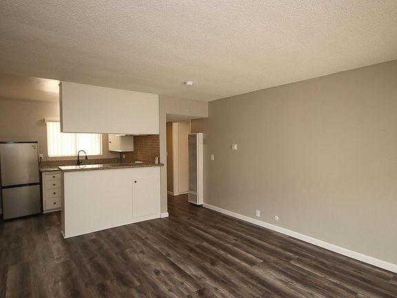 2nd image of 976 E Villa St #8