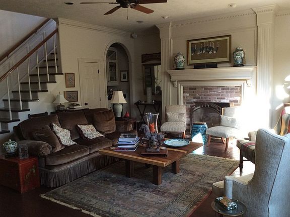 Living room
						:
						Estate finishings, dry bar, natural light, great for entertaining , gas fire