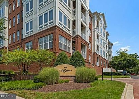 3rd image of 801 S Greenbrier St APT 205