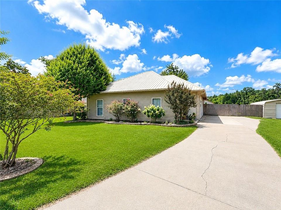 1st image of 10 Cypress Dr