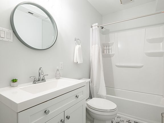 Pristine full bathroom.